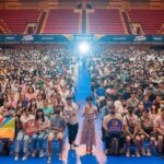 Joanne Missingham Instagram - 從沒想過有天會在超過2,000名同學面前，分享過去面對不同階段的學習心路歷程～ 「人生如棋，落子無悔」是我最喜歡的圍棋格言，也是每一次演講我都希望能帶給同學們的：如同下棋一樣，一旦做了決定，就筆直繼續前進，不要被上一手影響而耽誤了更多未來可能的好機會！ 其實我完全能體會許多同學在職涯探索中會有許多茫然、不知所措的時刻，但現在的學習環境相較於過去，很棒的是有了更多元的管道可以協助。 像是這次邀請我的主辦方-高分署YS青年職涯發展中心 @youth.salon，就是一個非常好的管道，無論是求職前的自我探索，或是就業後的能力提升，都能夠提供給青年們很好的資源。也鼓勵同學們多多利用這樣的管道，把握與不同領域專家過招的機會，並藉此更了解自己～ 誠摯祝福同學們勇敢面對自己的熱情，並不後悔自己做的任何決定💪