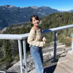 Joanne Yang Instagram - 太喜歡這樣的天氣和視野🩵💛 #心曠神怡 #看不膩 Sea to Sky Gondola