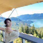 Joanne Yang Instagram - 太喜歡這樣的天氣和視野🩵💛 #心曠神怡 #看不膩 Sea to Sky Gondola