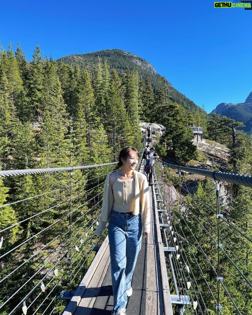 Joanne Yang Instagram - 太喜歡這樣的天氣和視野🩵💛 #心曠神怡 #看不膩 Sea to Sky Gondola