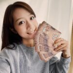 Joanne Yang Instagram - 自己買票成為《BIG》小富翁🩵 上次去千繪的包場看完《BIG》之後， 覺得太喜歡！！ 好想分享給我身邊的朋友們～ 於是去買了好多預售票！ 這個週末11/17-11/19有88家戲院 可以搶先看《BIG》口碑場放映囉！ 12/1正式上映～～ 更多《BIG》的資訊請洽 @big816movie P.s看電影前記得要上廁所， 也請記得攜帶衛生紙或毛巾入場喔！ #BIG #我最強 #我會用力活著