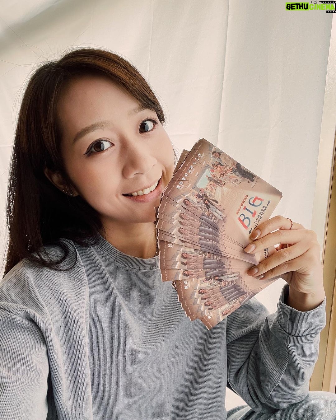 Joanne Yang Instagram - 自己買票成為《BIG》小富翁🩵 上次去千繪的包場看完《BIG》之後, 覺得太喜歡!! 好想分享給我身邊的朋友們~ 於是去買了好多預售票! 這個週末11/17-11/19有88家戲院 可以搶先看《BIG》口碑場放映囉! 12/1正式上映~~ 更多《BIG》的資訊請洽 @big816movie P.s看電影前記得要上廁所, 也請記得攜帶衛生紙或毛巾入場喔! #BIG #我最強 #我會用力活著