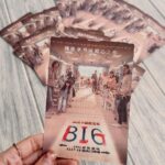 Joanne Yang Instagram - 自己買票成為《BIG》小富翁🩵 上次去千繪的包場看完《BIG》之後， 覺得太喜歡！！ 好想分享給我身邊的朋友們～ 於是去買了好多預售票！ 這個週末11/17-11/19有88家戲院 可以搶先看《BIG》口碑場放映囉！ 12/1正式上映～～ 更多《BIG》的資訊請洽 @big816movie P.s看電影前記得要上廁所， 也請記得攜帶衛生紙或毛巾入場喔！ #BIG #我最強 #我會用力活著