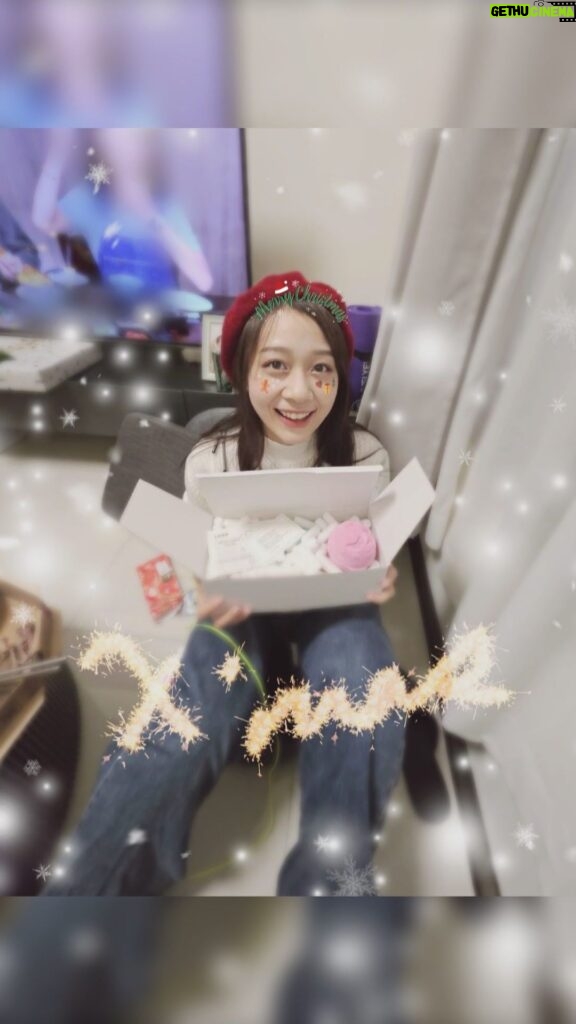 Joanne Yang Instagram - Merry Christmas Eve🎄🦌☃️🎁 大家都有換到喜歡的禮物嗎～ #蕎的視角 #紀錄我的朋友們 #歡樂的時光