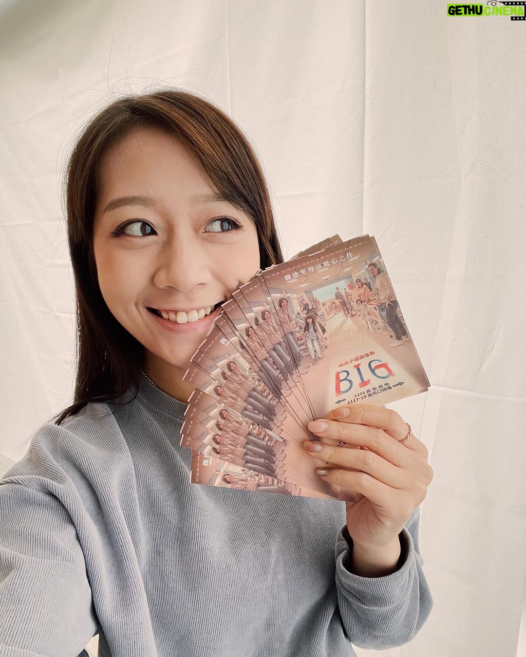 Joanne Yang Instagram - 自己買票成為《BIG》小富翁🩵 上次去千繪的包場看完《BIG》之後, 覺得太喜歡!! 好想分享給我身邊的朋友們~ 於是去買了好多預售票! 這個週末11/17-11/19有88家戲院 可以搶先看《BIG》口碑場放映囉! 12/1正式上映~~ 更多《BIG》的資訊請洽 @big816movie P.s看電影前記得要上廁所, 也請記得攜帶衛生紙或毛巾入場喔! #BIG #我最強 #我會用力活著