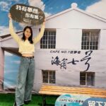 Joanne Yang Instagram - 「就算有百分之百的熱血和準備， 也不知道能有百分之幾的機會會被看見～」 《海角七號·造夢者》 我的天啊，真的太棒了❤️‍🔥 這部音樂劇， 演的是當時我們拍攝海角七號時， 幕前幕後所發生的事情～ 每個演員和角色都有幾分相似， 讓我陷入滿滿回憶， 甚至讓我覺得， 我又回到當時那個時空和場景～ 所有的事情歷歷在目！ 雖然當時的我 只是個搞不清楚狀況的小屁孩， 有聽說資金不足的問題， 但完全無法理解和體會魏導的壓力！ 我還記得， 當導演一臉鬱悶地 吃著每天都連戲的便當時， 我還跟他說 「要吃慢一點啦， 吃飯就要開開心心的吃！」 （只懂吃的小孩😅） 長大才能明白， 魏導拍攝海角七號有多麼不容易， 而最後海角七號能順利殺青、上映、 甚至變成全台灣票房最高的國片， 一切又有多麼珍貴！ 很榮幸我也是海角七號這一場夢裡的一員， 真的是太驕傲、太重要的回憶了！ 敬當時的每一個工作夥伴、 每一個老朋友們、 支持海角七號的粉絲們！ 那一份感動在心裡很澎湃！ 如果你曾經也愛《海角七號》 請一定不要錯過 《海角七號·造夢者》！ 謝謝 @sha_ariel 宇童的邀請 謝謝 @allupeople 全民大劇團 #海角七號 #海角七號造夢者 #滿滿感動 #快去看吧