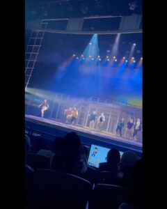 Joanne Yang Instagram - 「就算有百分之百的熱血和準備， 也不知道能有百分之幾的機會會被看見～」 《海角七號·造夢者》 我的天啊，真的太棒了❤️‍🔥 這部音樂劇， 演的是當時我們拍攝海角七號時， 幕前幕後所發生的事情～ 每個演員和角色都有幾分相似， 讓我陷入滿滿回憶， 甚至讓我覺得， 我又回到當時那個時空和場景～ 所有的事情歷歷在目！ 雖然當時的我 只是個搞不清楚狀況的小屁孩， 有聽說資金不足的問題， 但完全無法理解和體會魏導的壓力！ 我還記得， 當導演一臉鬱悶地 吃著每天都連戲的便當時， 我還跟他說 「要吃慢一點啦， 吃飯就要開開心心的吃！」 （只懂吃的小孩😅） 長大才能明白， 魏導拍攝海角七號有多麼不容易， 而最後海角七號能順利殺青、上映、 甚至變成全台灣票房最高的國片， 一切又有多麼珍貴！ 很榮幸我也是海角七號這一場夢裡的一員， 真的是太驕傲、太重要的回憶了！ 敬當時的每一個工作夥伴、 每一個老朋友們、 支持海角七號的粉絲們！ 那一份感動在心裡很澎湃！ 如果你曾經也愛《海角七號》 請一定不要錯過 《海角七號·造夢者》！ 謝謝 @sha_ariel 宇童的邀請 謝謝 @allupeople 全民大劇團 #海角七號 #海角七號造夢者 #滿滿感動 #快去看吧