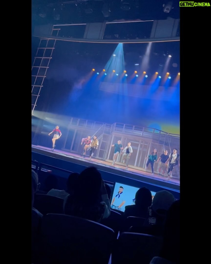 Joanne Yang Instagram - 「就算有百分之百的熱血和準備, 也不知道能有百分之幾的機會會被看見~」 《海角七號·造夢者》 我的天啊,真的太棒了❤️🔥 這部音樂劇, 演的是當時我們拍攝海角七號時, 幕前幕後所發生的事情~ 每個演員和角色都有幾分相似, 讓我陷入滿滿回憶, 甚至讓我覺得, 我又回到當時那個時空和場景~ 所有的事情歷歷在目! 雖然當時的我 只是個搞不清楚狀況的小屁孩, 有聽說資金不足的問題, 但完全無法理解和體會魏導的壓力! 我還記得, 當導演一臉鬱悶地 吃著每天都連戲的便當時, 我還跟他說 「要吃慢一點啦, 吃飯就要開開心心的吃!」 (只懂吃的小孩😅) 長大才能明白, 魏導拍攝海角七號有多麼不容易, 而最後海角七號能順利殺青、上映、 甚至變成全台灣票房最高的國片, 一切又有多麼珍貴! 很榮幸我也是海角七號這一場夢裡的一員, 真的是太驕傲、太重要的回憶了! 敬當時的每一個工作夥伴、 每一個老朋友們、 支持海角七號的粉絲們! 那一份感動在心裡很澎湃! 如果你曾經也愛《海角七號》 請一定不要錯過 《海角七號·造夢者》! 謝謝 @sha_ariel 宇童的邀請 謝謝 @allupeople 全民大劇團 #海角七號 #海角七號造夢者 #滿滿感動 #快去看吧