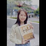 Joanne Yang Instagram - 「就算有百分之百的熱血和準備， 也不知道能有百分之幾的機會會被看見～」 《海角七號·造夢者》 我的天啊，真的太棒了❤️‍🔥 這部音樂劇， 演的是當時我們拍攝海角七號時， 幕前幕後所發生的事情～ 每個演員和角色都有幾分相似， 讓我陷入滿滿回憶， 甚至讓我覺得， 我又回到當時那個時空和場景～ 所有的事情歷歷在目！ 雖然當時的我 只是個搞不清楚狀況的小屁孩， 有聽說資金不足的問題， 但完全無法理解和體會魏導的壓力！ 我還記得， 當導演一臉鬱悶地 吃著每天都連戲的便當時， 我還跟他說 「要吃慢一點啦， 吃飯就要開開心心的吃！」 （只懂吃的小孩😅） 長大才能明白， 魏導拍攝海角七號有多麼不容易， 而最後海角七號能順利殺青、上映、 甚至變成全台灣票房最高的國片， 一切又有多麼珍貴！ 很榮幸我也是海角七號這一場夢裡的一員， 真的是太驕傲、太重要的回憶了！ 敬當時的每一個工作夥伴、 每一個老朋友們、 支持海角七號的粉絲們！ 那一份感動在心裡很澎湃！ 如果你曾經也愛《海角七號》 請一定不要錯過 《海角七號·造夢者》！ 謝謝 @sha_ariel 宇童的邀請 謝謝 @allupeople 全民大劇團 #海角七號 #海角七號造夢者 #滿滿感動 #快去看吧
