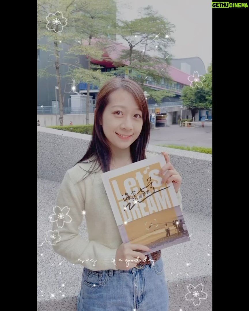 Joanne Yang Instagram - 「就算有百分之百的熱血和準備, 也不知道能有百分之幾的機會會被看見~」 《海角七號·造夢者》 我的天啊,真的太棒了❤️🔥 這部音樂劇, 演的是當時我們拍攝海角七號時, 幕前幕後所發生的事情~ 每個演員和角色都有幾分相似, 讓我陷入滿滿回憶, 甚至讓我覺得, 我又回到當時那個時空和場景~ 所有的事情歷歷在目! 雖然當時的我 只是個搞不清楚狀況的小屁孩, 有聽說資金不足的問題, 但完全無法理解和體會魏導的壓力! 我還記得, 當導演一臉鬱悶地 吃著每天都連戲的便當時, 我還跟他說 「要吃慢一點啦, 吃飯就要開開心心的吃!」 (只懂吃的小孩😅) 長大才能明白, 魏導拍攝海角七號有多麼不容易, 而最後海角七號能順利殺青、上映、 甚至變成全台灣票房最高的國片, 一切又有多麼珍貴! 很榮幸我也是海角七號這一場夢裡的一員, 真的是太驕傲、太重要的回憶了! 敬當時的每一個工作夥伴、 每一個老朋友們、 支持海角七號的粉絲們! 那一份感動在心裡很澎湃! 如果你曾經也愛《海角七號》 請一定不要錯過 《海角七號·造夢者》! 謝謝 @sha_ariel 宇童的邀請 謝謝 @allupeople 全民大劇團 #海角七號 #海角七號造夢者 #滿滿感動 #快去看吧