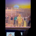 Joanne Yang Instagram - 「就算有百分之百的熱血和準備， 也不知道能有百分之幾的機會會被看見～」 《海角七號·造夢者》 我的天啊，真的太棒了❤️‍🔥 這部音樂劇， 演的是當時我們拍攝海角七號時， 幕前幕後所發生的事情～ 每個演員和角色都有幾分相似， 讓我陷入滿滿回憶， 甚至讓我覺得， 我又回到當時那個時空和場景～ 所有的事情歷歷在目！ 雖然當時的我 只是個搞不清楚狀況的小屁孩， 有聽說資金不足的問題， 但完全無法理解和體會魏導的壓力！ 我還記得， 當導演一臉鬱悶地 吃著每天都連戲的便當時， 我還跟他說 「要吃慢一點啦， 吃飯就要開開心心的吃！」 （只懂吃的小孩😅） 長大才能明白， 魏導拍攝海角七號有多麼不容易， 而最後海角七號能順利殺青、上映、 甚至變成全台灣票房最高的國片， 一切又有多麼珍貴！ 很榮幸我也是海角七號這一場夢裡的一員， 真的是太驕傲、太重要的回憶了！ 敬當時的每一個工作夥伴、 每一個老朋友們、 支持海角七號的粉絲們！ 那一份感動在心裡很澎湃！ 如果你曾經也愛《海角七號》 請一定不要錯過 《海角七號·造夢者》！ 謝謝 @sha_ariel 宇童的邀請 謝謝 @allupeople 全民大劇團 #海角七號 #海角七號造夢者 #滿滿感動 #快去看吧