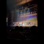 Joanne Yang Instagram - 「就算有百分之百的熱血和準備， 也不知道能有百分之幾的機會會被看見～」 《海角七號·造夢者》 我的天啊，真的太棒了❤️‍🔥 這部音樂劇， 演的是當時我們拍攝海角七號時， 幕前幕後所發生的事情～ 每個演員和角色都有幾分相似， 讓我陷入滿滿回憶， 甚至讓我覺得， 我又回到當時那個時空和場景～ 所有的事情歷歷在目！ 雖然當時的我 只是個搞不清楚狀況的小屁孩， 有聽說資金不足的問題， 但完全無法理解和體會魏導的壓力！ 我還記得， 當導演一臉鬱悶地 吃著每天都連戲的便當時， 我還跟他說 「要吃慢一點啦， 吃飯就要開開心心的吃！」 （只懂吃的小孩😅） 長大才能明白， 魏導拍攝海角七號有多麼不容易， 而最後海角七號能順利殺青、上映、 甚至變成全台灣票房最高的國片， 一切又有多麼珍貴！ 很榮幸我也是海角七號這一場夢裡的一員， 真的是太驕傲、太重要的回憶了！ 敬當時的每一個工作夥伴、 每一個老朋友們、 支持海角七號的粉絲們！ 那一份感動在心裡很澎湃！ 如果你曾經也愛《海角七號》 請一定不要錯過 《海角七號·造夢者》！ 謝謝 @sha_ariel 宇童的邀請 謝謝 @allupeople 全民大劇團 #海角七號 #海角七號造夢者 #滿滿感動 #快去看吧