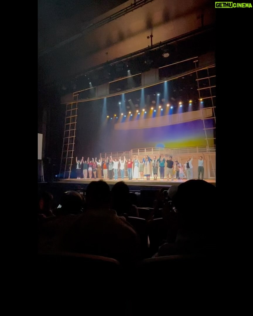 Joanne Yang Instagram - 「就算有百分之百的熱血和準備, 也不知道能有百分之幾的機會會被看見~」 《海角七號·造夢者》 我的天啊,真的太棒了❤️🔥 這部音樂劇, 演的是當時我們拍攝海角七號時, 幕前幕後所發生的事情~ 每個演員和角色都有幾分相似, 讓我陷入滿滿回憶, 甚至讓我覺得, 我又回到當時那個時空和場景~ 所有的事情歷歷在目! 雖然當時的我 只是個搞不清楚狀況的小屁孩, 有聽說資金不足的問題, 但完全無法理解和體會魏導的壓力! 我還記得, 當導演一臉鬱悶地 吃著每天都連戲的便當時, 我還跟他說 「要吃慢一點啦, 吃飯就要開開心心的吃!」 (只懂吃的小孩😅) 長大才能明白, 魏導拍攝海角七號有多麼不容易, 而最後海角七號能順利殺青、上映、 甚至變成全台灣票房最高的國片, 一切又有多麼珍貴! 很榮幸我也是海角七號這一場夢裡的一員, 真的是太驕傲、太重要的回憶了! 敬當時的每一個工作夥伴、 每一個老朋友們、 支持海角七號的粉絲們! 那一份感動在心裡很澎湃! 如果你曾經也愛《海角七號》 請一定不要錯過 《海角七號·造夢者》! 謝謝 @sha_ariel 宇童的邀請 謝謝 @allupeople 全民大劇團 #海角七號 #海角七號造夢者 #滿滿感動 #快去看吧