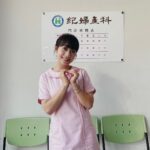 Joanne Yang Instagram - 最近《阿叔》有越來越多小如的故事囉！！ 門可羅雀的紀婦產科收起來， 小如沒有了護理師工作，但好像也沒差～ 就去餐廳打打工，做個服務生也行！ 雖然吃不太飽，但也餓不死～ 而且我有爸媽， 還有遺產，沒什麼關係吧～🤗🤗 #阿叔 #週一至週五 #晚間8點 #華視12頻道 #東森33頻道 #小如 #羅芷如 #躺平族 #沒有理想也是一種理想 #最後一張好適合做梗圖