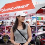 Joanne Yang Instagram - 臺灣第一次舉辦世界飄移錦標賽 D1 GRAND PRIX 一定要來朝聖的吧～ 各國厲害的車手們齊聚一堂 看著他們飄移真是太熱血又精彩！ 我都想下去比賽了🤪🤪🤪 （威～～～ みんな　かっこいい😎 いつか私も参戦するかもしれません😚😚 #D1GP #TAIWAN #世界飄移錦標賽 #大鵬灣 #蕎的飄移模式 #安乙蕎的參觀模式 大鵬灣國際賽車場