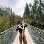 Joanne Yang Instagram - 這裡也是一個可以去好幾次的地方～ 國外總是很有節日的儀式感🫶🏼 我去的時候 還是萬聖節 現在已經佈置成聖誕節了 閃亮亮 浪漫到不行🥰 我再不發文 只能等明年萬聖節🎃再來發了（威～ 😂😂 #卡皮拉諾吊橋公園 #capilano Capilano Suspension Bridge, British Columbia, Canada