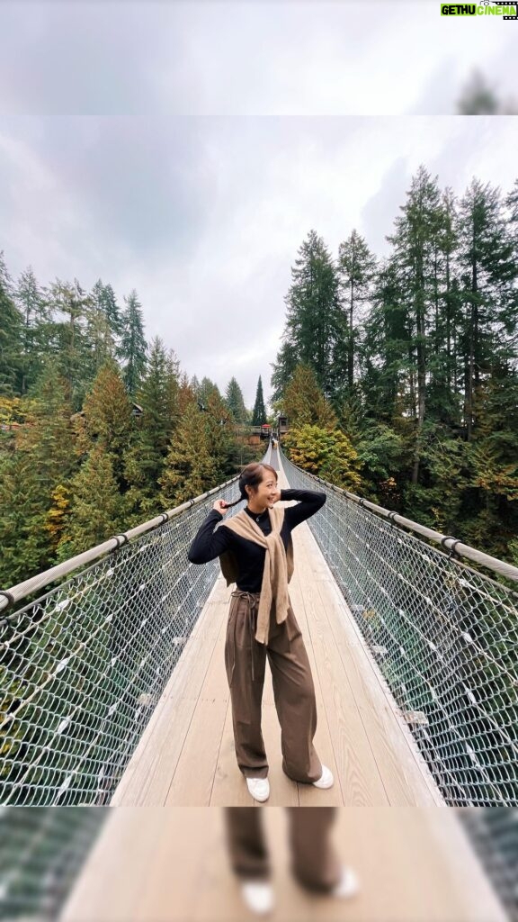 Joanne Yang Instagram - 這裡也是一個可以去好幾次的地方～ 國外總是很有節日的儀式感🫶🏼 我去的時候 還是萬聖節 現在已經佈置成聖誕節了 閃亮亮 浪漫到不行🥰 我再不發文 只能等明年萬聖節🎃再來發了（威～ 😂😂 #卡皮拉諾吊橋公園 #capilano Capilano Suspension Bridge, British Columbia, Canada