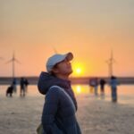 Joanne Yang Instagram - 高美濕地怎麼這麼冷🥹🥹 #高美濕地 #夕陽很浪漫 #好冷 高美濕地觀夕木棧步道