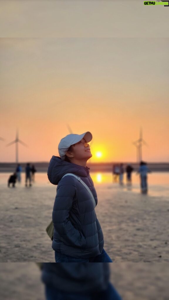 Joanne Yang Instagram - 高美濕地怎麼這麼冷🥹🥹 #高美濕地 #夕陽很浪漫 #好冷 高美濕地觀夕木棧步道
