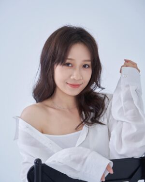 Joanne Yang Instagram - 每一個當下都是最好的開始！
我是安乙蕎，2024請多指教～

Makeup&Hair / @a76350 
Clothes / @ohher_tw 
Special Thanks / @artpaul0331  @check2checkc2c