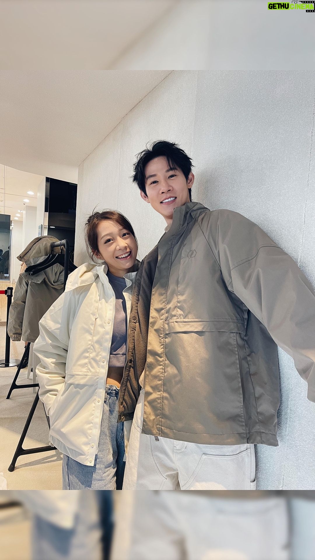 Joanne Yang Instagram - 今天來分享機能極峰外套~ 想要好看又保暖的外套,就是這件了! 防潑水、多口袋、多功能~ 跟我一樣有在騎摩托車的朋友, 過兩天就要降溫了,趕快訂定起來! 6個顏色: 午夜黑、卡其棕、冰河灰、 炭墨灰、深海藍及象牙白 (我身上的是象牙白,熙身上的是卡其棕喔) 5個尺寸: S、M、L、XL、2XL (版型比較寬鬆,我穿S, 喜歡合身一點的朋友建議可以拿小一號) 🔗: https://cozysis.c2cbuy.com/product/2759/Mjc1OQ== 找不到的話可以私訊我喔,再貼給你們!