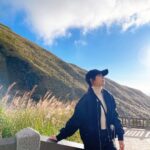 Joanne Yang Instagram - 散散步，感受當下的狀態， 陽光的溫度、風的聲音，還有小油坑的味道⋯ 沈浸式的假日～挺好☺️ #小油坑 #散步 小油坑遊客服務中心