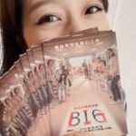 Joanne Yang Instagram - 自己買票成為《BIG》小富翁🩵 上次去千繪的包場看完《BIG》之後， 覺得太喜歡！！ 好想分享給我身邊的朋友們～ 於是去買了好多預售票！ 這個週末11/17-11/19有88家戲院 可以搶先看《BIG》口碑場放映囉！ 12/1正式上映～～ 更多《BIG》的資訊請洽 @big816movie P.s看電影前記得要上廁所， 也請記得攜帶衛生紙或毛巾入場喔！ #BIG #我最強 #我會用力活著