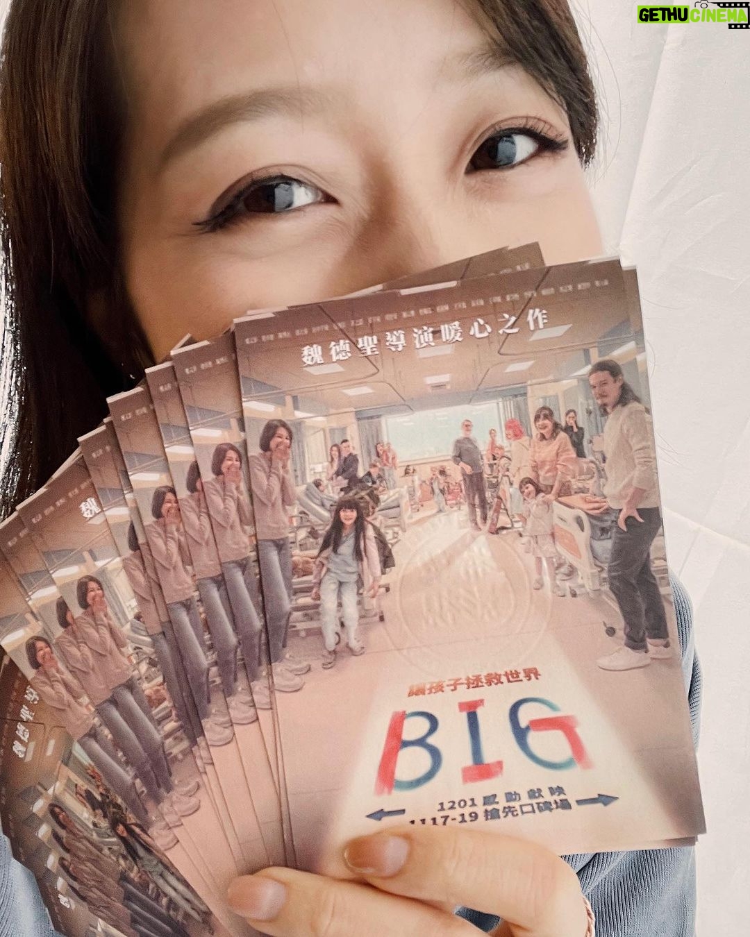 Joanne Yang Instagram - 自己買票成為《BIG》小富翁🩵 上次去千繪的包場看完《BIG》之後, 覺得太喜歡!! 好想分享給我身邊的朋友們~ 於是去買了好多預售票! 這個週末11/17-11/19有88家戲院 可以搶先看《BIG》口碑場放映囉! 12/1正式上映~~ 更多《BIG》的資訊請洽 @big816movie P.s看電影前記得要上廁所, 也請記得攜帶衛生紙或毛巾入場喔! #BIG #我最強 #我會用力活著