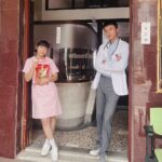 Joanne Yang Instagram - 最近《阿叔》有越來越多小如的故事囉！！ 門可羅雀的紀婦產科收起來， 小如沒有了護理師工作，但好像也沒差～ 就去餐廳打打工，做個服務生也行！ 雖然吃不太飽，但也餓不死～ 而且我有爸媽， 還有遺產，沒什麼關係吧～🤗🤗 #阿叔 #週一至週五 #晚間8點 #華視12頻道 #東森33頻道 #小如 #羅芷如 #躺平族 #沒有理想也是一種理想 #最後一張好適合做梗圖