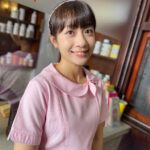 Joanne Yang Instagram - 最近《阿叔》有越來越多小如的故事囉！！ 門可羅雀的紀婦產科收起來， 小如沒有了護理師工作，但好像也沒差～ 就去餐廳打打工，做個服務生也行！ 雖然吃不太飽，但也餓不死～ 而且我有爸媽， 還有遺產，沒什麼關係吧～🤗🤗 #阿叔 #週一至週五 #晚間8點 #華視12頻道 #東森33頻道 #小如 #羅芷如 #躺平族 #沒有理想也是一種理想 #最後一張好適合做梗圖
