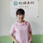 Joanne Yang Instagram - 最近《阿叔》有越來越多小如的故事囉！！ 門可羅雀的紀婦產科收起來， 小如沒有了護理師工作，但好像也沒差～ 就去餐廳打打工，做個服務生也行！ 雖然吃不太飽，但也餓不死～ 而且我有爸媽， 還有遺產，沒什麼關係吧～🤗🤗 #阿叔 #週一至週五 #晚間8點 #華視12頻道 #東森33頻道 #小如 #羅芷如 #躺平族 #沒有理想也是一種理想 #最後一張好適合做梗圖