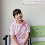 Joanne Yang Instagram - 最近《阿叔》有越來越多小如的故事囉！！ 門可羅雀的紀婦產科收起來， 小如沒有了護理師工作，但好像也沒差～ 就去餐廳打打工，做個服務生也行！ 雖然吃不太飽，但也餓不死～ 而且我有爸媽， 還有遺產，沒什麼關係吧～🤗🤗 #阿叔 #週一至週五 #晚間8點 #華視12頻道 #東森33頻道 #小如 #羅芷如 #躺平族 #沒有理想也是一種理想 #最後一張好適合做梗圖