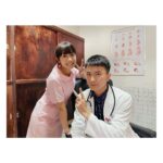 Joanne Yang Instagram - 最近《阿叔》有越來越多小如的故事囉！！ 門可羅雀的紀婦產科收起來， 小如沒有了護理師工作，但好像也沒差～ 就去餐廳打打工，做個服務生也行！ 雖然吃不太飽，但也餓不死～ 而且我有爸媽， 還有遺產，沒什麼關係吧～🤗🤗 #阿叔 #週一至週五 #晚間8點 #華視12頻道 #東森33頻道 #小如 #羅芷如 #躺平族 #沒有理想也是一種理想 #最後一張好適合做梗圖