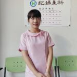 Joanne Yang Instagram - 最近《阿叔》有越來越多小如的故事囉！！ 門可羅雀的紀婦產科收起來， 小如沒有了護理師工作，但好像也沒差～ 就去餐廳打打工，做個服務生也行！ 雖然吃不太飽，但也餓不死～ 而且我有爸媽， 還有遺產，沒什麼關係吧～🤗🤗 #阿叔 #週一至週五 #晚間8點 #華視12頻道 #東森33頻道 #小如 #羅芷如 #躺平族 #沒有理想也是一種理想 #最後一張好適合做梗圖