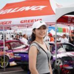 Joanne Yang Instagram - 臺灣第一次舉辦世界飄移錦標賽 D1 GRAND PRIX 一定要來朝聖的吧～ 各國厲害的車手們齊聚一堂 看著他們飄移真是太熱血又精彩！ 我都想下去比賽了🤪🤪🤪 （威～～～ みんな　かっこいい😎 いつか私も参戦するかもしれません😚😚 #D1GP #TAIWAN #世界飄移錦標賽 #大鵬灣 #蕎的飄移模式 #安乙蕎的參觀模式 大鵬灣國際賽車場