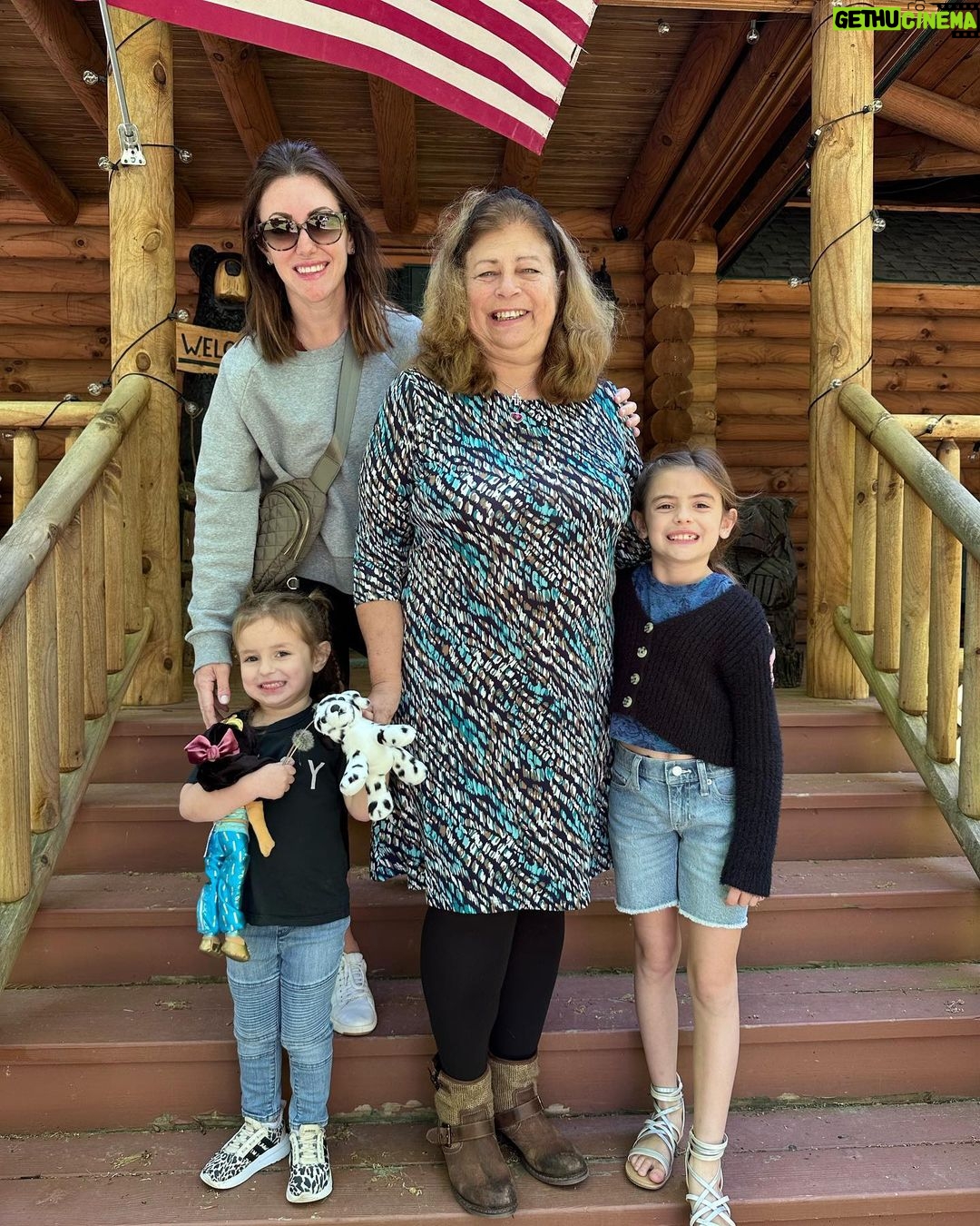 John Colaneri Instagram - Happy Mother’s Day to @colanerijenn, Gigi, and the rest of the moms today! ❤️❤️