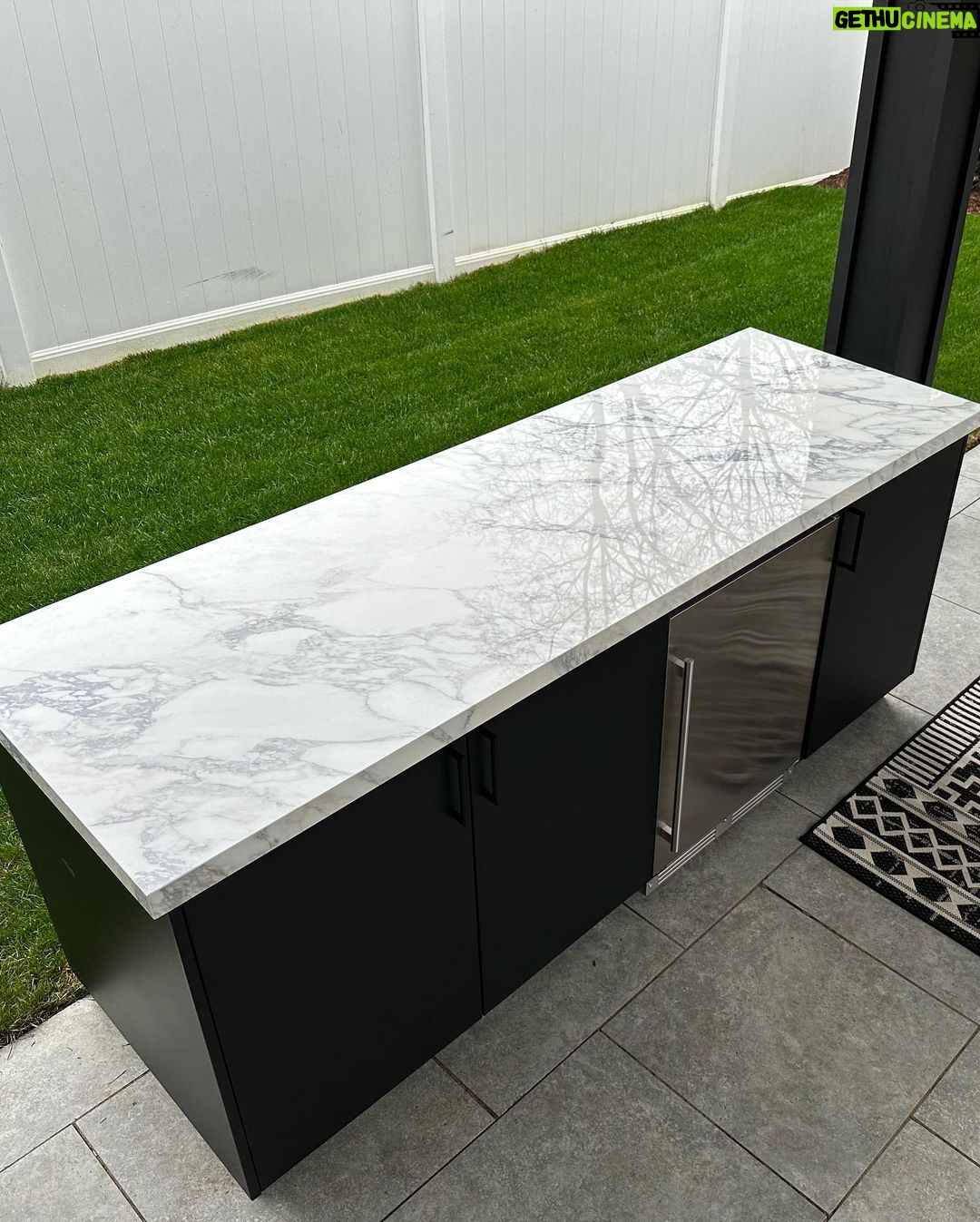 John Colaneri Instagram - The bar area is complete with @sapienstone_usa counter in Arabescato. The bar is by @urbanbonfire in Onyx with black handles. The beauty of these materials is that there is zero maintenance! The counter is porcelain and the bar is made of marine grade aluminum that is powder coated. Thank you to my incredible installers @faithfulcountertops and @distinctively_outdoors. #design #designinspiration #designgoals #outdoorkitchen #outdoorliving #outdoordecoration New Jersey