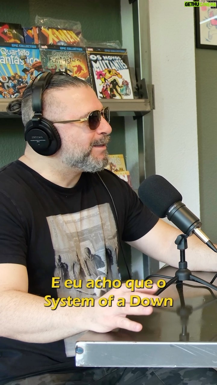 John Dolmayan Instagram - Cinco álbuns de estúdio, um Grammy e outras quatro indicações, 12 milhões de discos vendidos, turnês em todos os continentes e milhões de fãs espalhados pelo mundo. E um deles esteve aqui com a gente pra dividir o que faz o System of a Down uma das maiores bandas de heavy metal de todos os tempos. É genialidade? ou é loucura? #podcast #práticanaprática #jeandolabella #johndolmayan #lojamonstra #quadrinhosbr #hqbr #comicbooks #sãopaulo #autógrafos #systemofadown #soad #heavymetal Loja Monstra