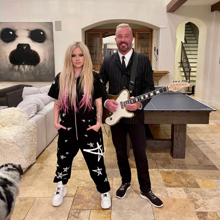 John Feldmann Instagram - Such an honor to work with this legend @avrillavigne. I can’t wait for the world to hear the magic we’ve created! @modsun 🤘🔥 Calabasas, California