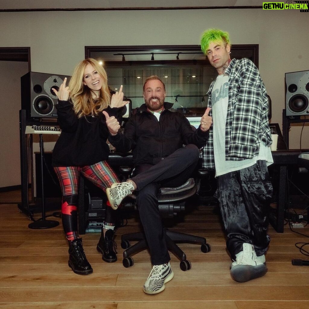 John Feldmann Instagram - JAM FAM 🤘🔥🎸🎤 I’ve had the BEST time with these 2 incredibly talented and awesome humans!! Can’t wait for you to hear what we’ve been cooking up! ☕ love you @modsun @avrillavigne Calabasas, California
