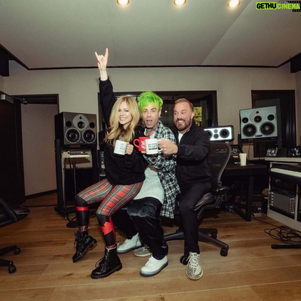 John Feldmann Instagram - JAM FAM 🤘🔥🎸🎤 I’ve had the BEST time with these 2 incredibly talented and awesome humans!! Can’t wait for you to hear what we’ve been cooking up! ☕️ love you @modsun @avrillavigne Calabasas, California
