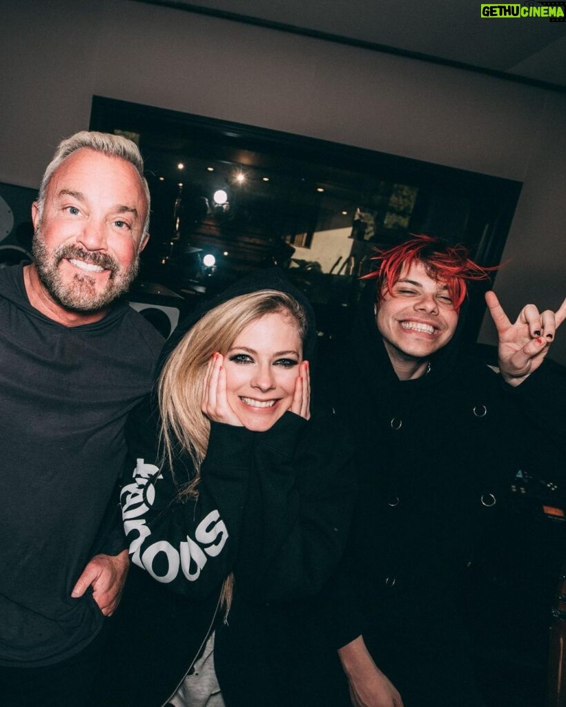 John Feldmann Instagram - Stoked to be part of this amazing song I’m A Mess! Thank you @yungblud and @avrillavigne for including me I love you both ❤ thanks to @travisbarker @dtarecords for rocking with us!! Thx @chrisgreatti @scotstewart @dylanmclean159 @michaeljbono for helping with the track.. link in bio! Calabasas, California