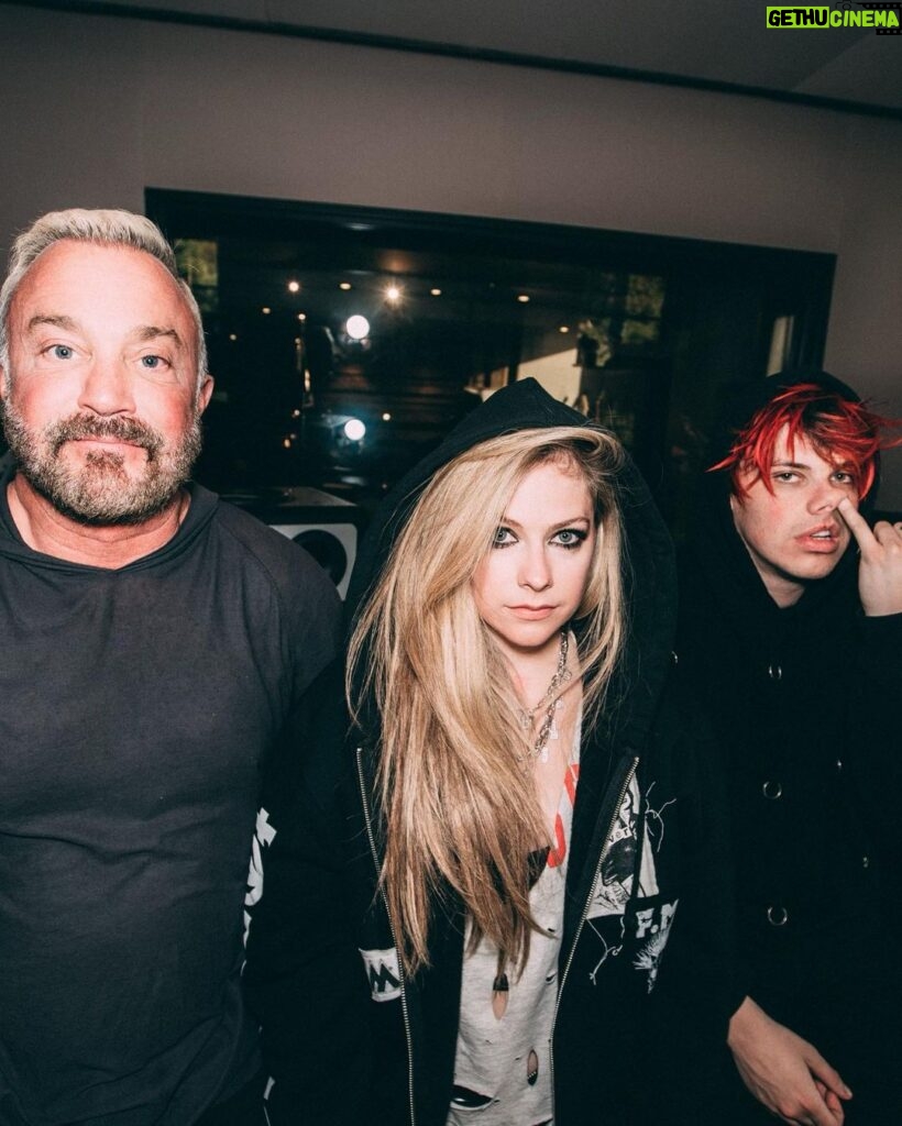 John Feldmann Instagram - Stoked to be part of this amazing song I’m A Mess! Thank you @yungblud and @avrillavigne for including me I love you both ❤️ thanks to @travisbarker @dtarecords for rocking with us!! Thx @chrisgreatti @scotstewart @dylanmclean159 @michaeljbono for helping with the track.. link in bio! Calabasas, California