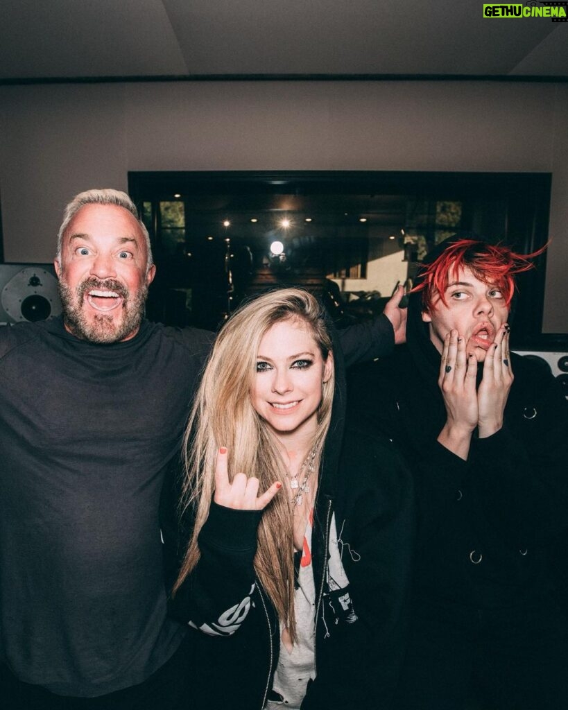 John Feldmann Instagram - Stoked to be part of this amazing song I’m A Mess! Thank you @yungblud and @avrillavigne for including me I love you both ❤ thanks to @travisbarker @dtarecords for rocking with us!! Thx @chrisgreatti @scotstewart @dylanmclean159 @michaeljbono for helping with the track.. link in bio! Calabasas, California