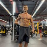 Johnathon Schaech Instagram - Busted for being too shredded! 🤣🤣🤣 @mikeohearn @monamuresan @frankgrillo1 @goldsgym @mikeohearnlifestyle @bpi_sports #waitforit