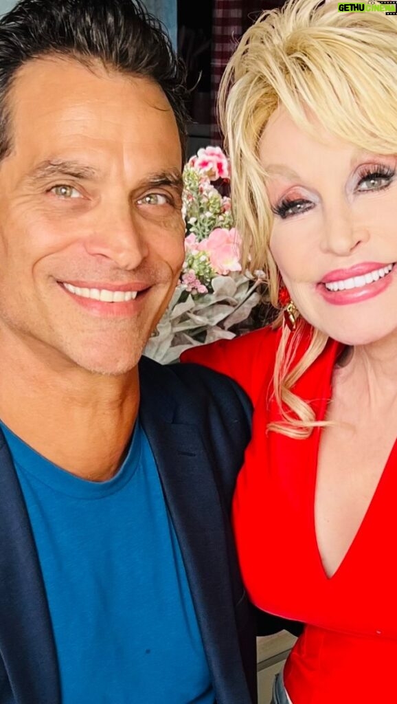 Johnathon Schaech Instagram - Dream big is my motto for this weekend. And life. I'm so excited for @dollyparton rockstar album! Whose else loves #dolly ##dollyparton #dreams #dreambig