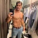 Johnathon Schaech Instagram - I've landed in #newyorkcity and forgot my suit. Where can I find clothes to wear to this special occasion? 🤣🤣🤣