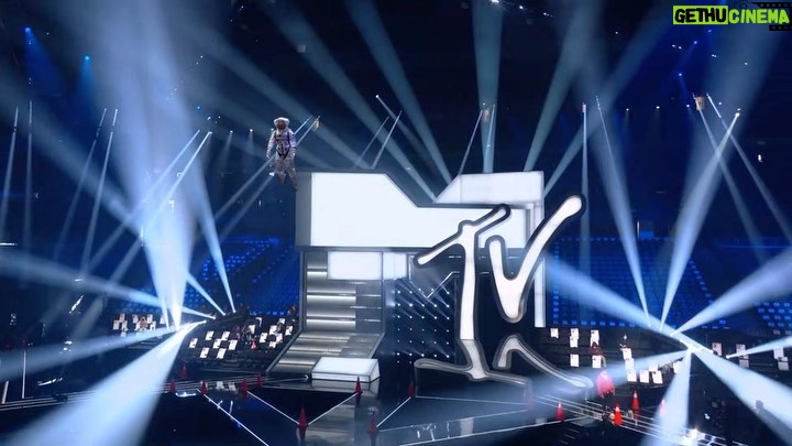 Johnny Depp - 1.4 Million Likes - guess who? #VMAs
