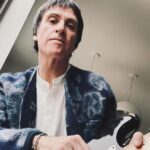 Johnny Marr Instagram - Merry Christmas. Hope you’re having a good one wherever you are. Love to all. Johnny. X 🎄