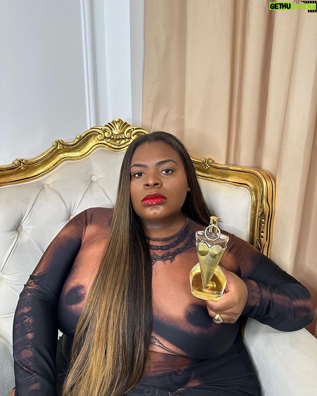 Jojo Todynho Instagram - O poder da mulher é DIVINE. Ahh, e vocês sabem que sou apaixonada né ? Amo demais essa fragrância e me sinto liberta com Gaultier Divine. Uma ode à beleza única de cada mulher exaltando a sua natureza divina. Pega essa diquinha da Mamãe pro final de ano, E Venha ser DIVINE. Seja rebelde, seja confiante, Seja livre, SEJA VOCÊ E LIBERTE-SE 💖 #GaultierDivine #publi @jeanpaulgaultier